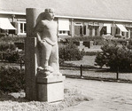 de man een duif en golven of korenschoofjes aan zijn voeten.
<br/>
beeldbank stadsarchief, onbekend